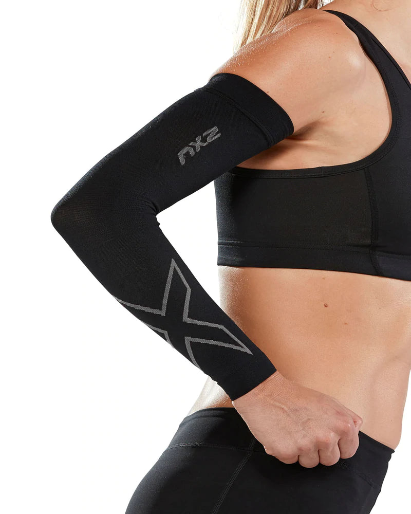 2XU Flex Run Compression Arm Sleeves | Black/Grey Unisex
