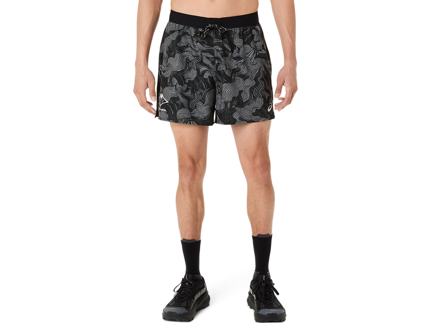 ASICS Men's FUJITRAIL All Over Print 5" Short | Performance Black/Carbon/Cream