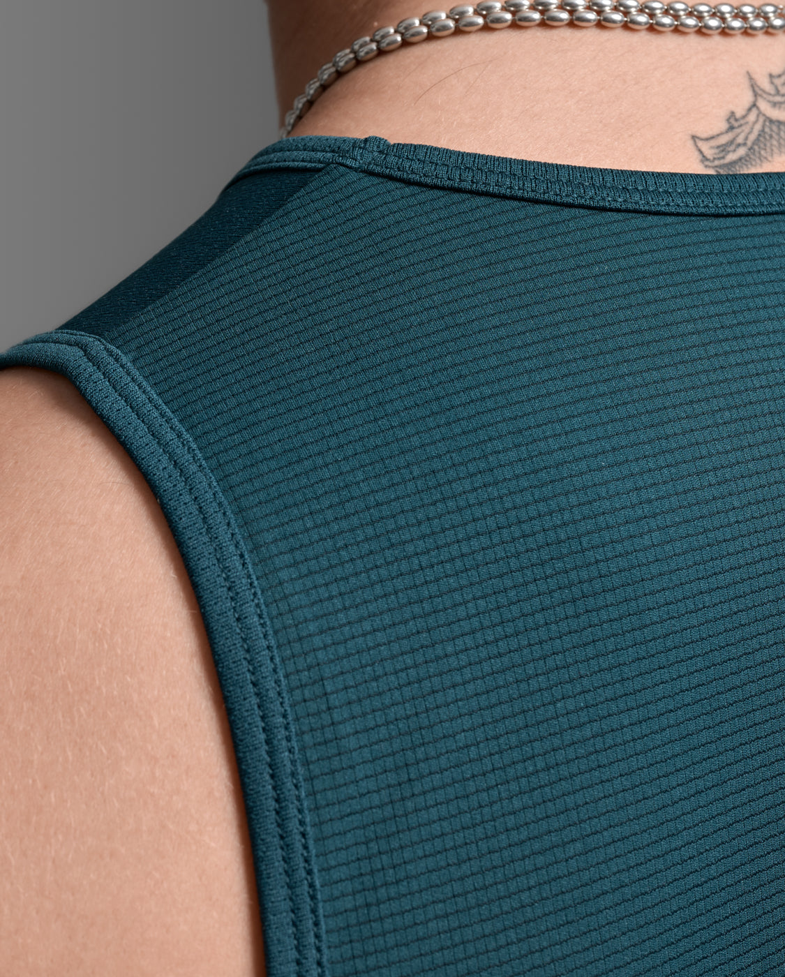 2XU Mens Aero Mesh Tank | Dark Moss