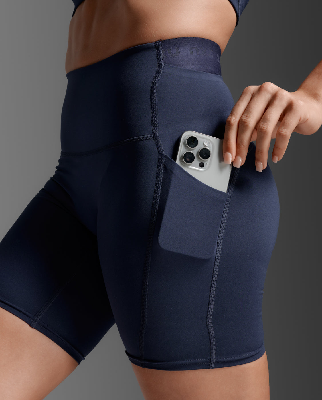 2XU Women's Form Stash Hi-Rise 6" Compression Short With Pocket